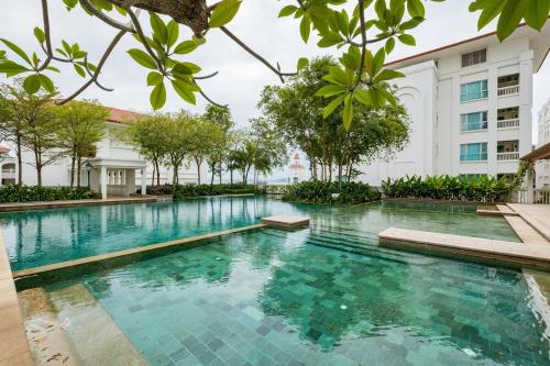 Swimming pool, Straits Quay舒适的房子优美环境，各式著名餐厅，美丽海景和旅游胜地就在附近，让你边玩边吃。 in Tanjung Tokong