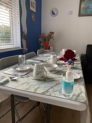 Faciliteter, Ponders End in Newport East