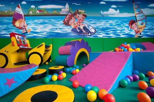 キッズ クラブ, ラマダ ホテル & スイーツ バイ ウィンダム ネタニア (Ramada Hotel & Suites by Wyndham Netanya) in ネタニヤ