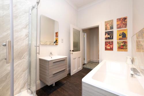 Sophisticated Flat near Edinburgh Castle - image 8