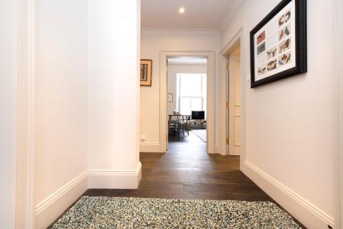 Sophisticated Flat near Edinburgh Castle - image 14