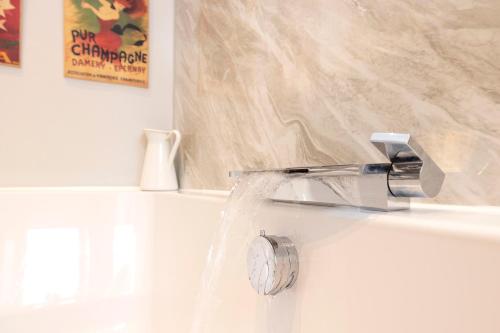 Sophisticated Flat near Edinburgh Castle - image 11