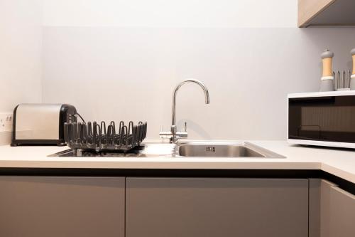Sophisticated Flat near Edinburgh Castle - image 9