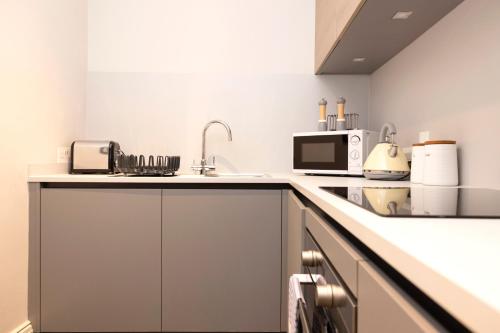 Sophisticated Flat near Edinburgh Castle - image 12