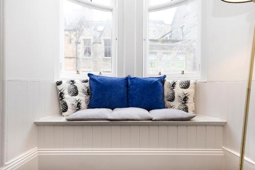 Sophisticated Flat near Edinburgh Castle - image 6