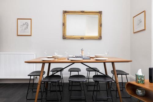 Sophisticated Flat near Edinburgh Castle - image 7