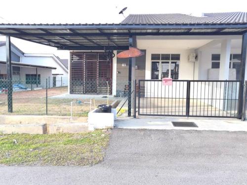 B&B Gambang - MODERN , SPACIOUS GAMBANG UMP 18 Guest House - Bed and Breakfast Gambang