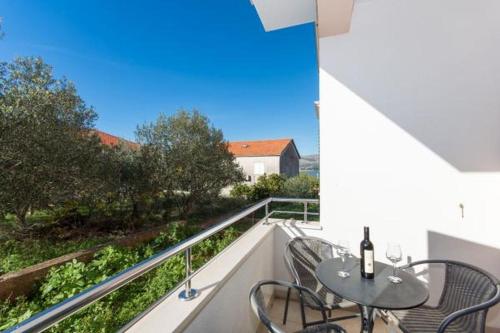 Holiday apartment in Okrug Gornji with balcony, air conditioning, W-LAN 5044-1
