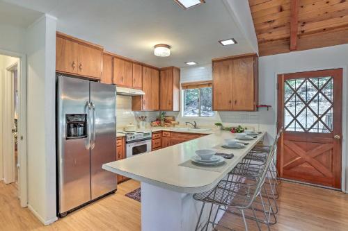 Modern and Unique Cabin with Deck by Lake Gregory! in Crestline, USA