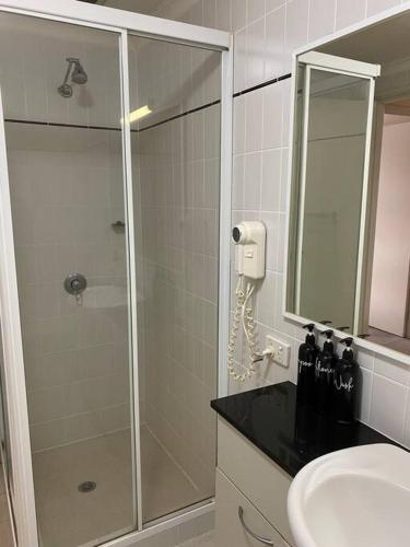RIVERSIDE CITY VIEW PARKING NETFLIX WIFI WINE FREE photo