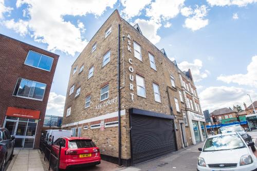 Ilford Central Luxury Apartments - image 4
