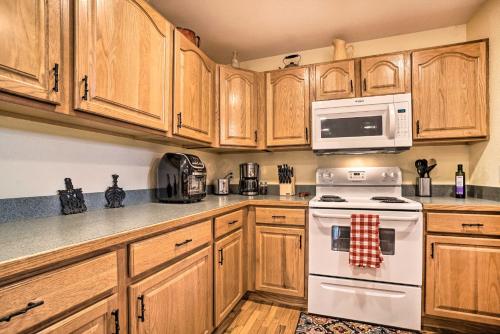 Hiawassee Cabin with Mtn Views Less Than 1 Mi to Lake! in Hiawassee, USA