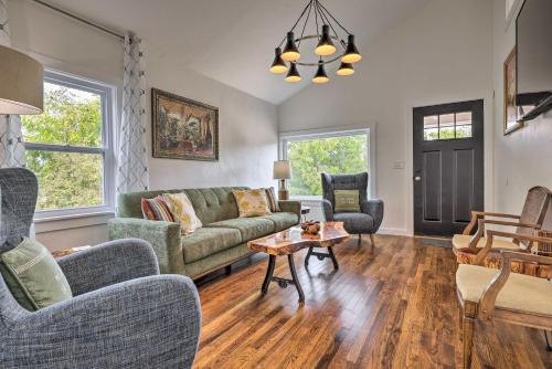 Fredericksburg Getaway with Covered Deck and Fire Pit! in Fredericksburg, USA
