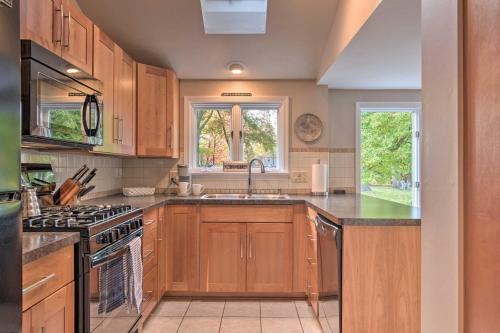 Rochester House with Fire Pit, Grill and Patio! in Rochester, USA