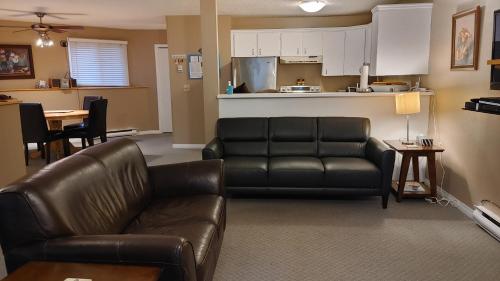 Akiskinook Beach Resort - 1 Br Condo - Rec Center with Indoor Pool, Hot Tub, Squash, Basket Ball, Sk in Windermere (BC)