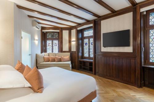 Signature Room with whirlpool bath image 5