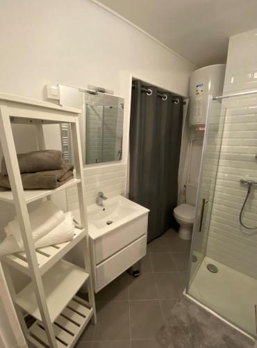 ห้องน้ำ, ENGHIEN-LES-BAINS: studio au cœur du centre ville. in อองเอียง เลส แบงส์