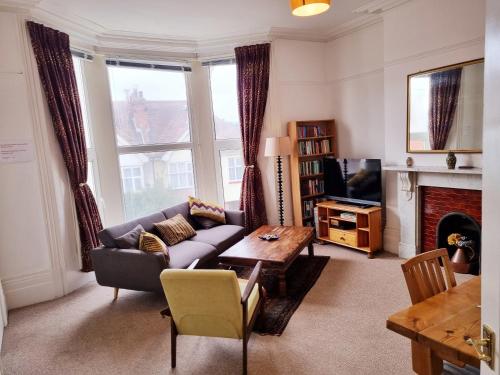 Bright, Character 3 Bed Apartment: 7 Mins Walk To Sea