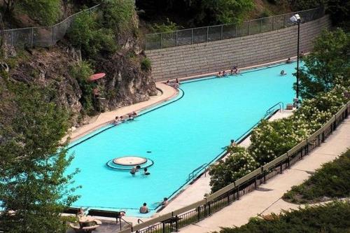 Termálfürdő, Akiskinook Beach Resort - 1 Br Condo - Rec Center with Indoor Pool, Hot Tub, Squash, Basket Ball, Sk in Windermere (BC)