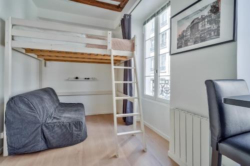 Cute Mezzanine Studio in the Heart of Paris (2M), Paryż