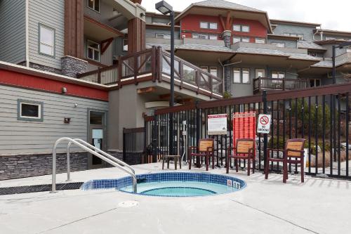 Wolf Lodge - Ski & Swim! Perfect Family Retreat & quiet for Remote Work!