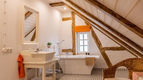 Vannas istaba, Palena apartamenti in Tērvete