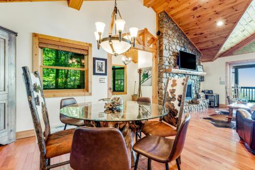 Sit Stay Play in Beech Mountain, USA