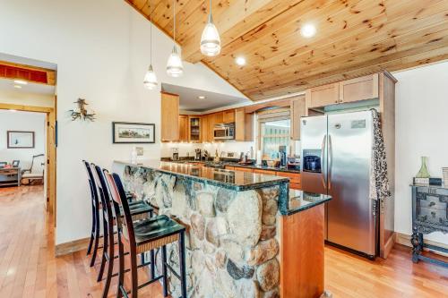 Sit Stay Play in Beech Mountain, USA