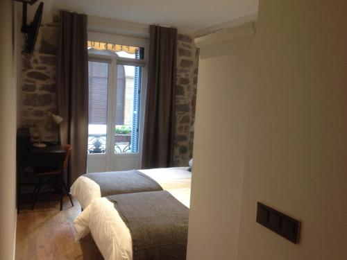 Deluxe Double or Twin Room with Balcony image 9