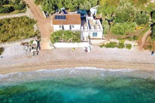  Apartments Mateo-by the beach in Gdinj