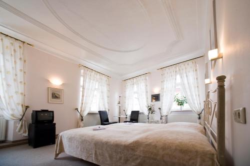 1 queen bed, 1 twin bed