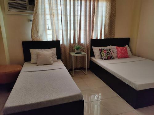 1 queen bed, 1 twin bed