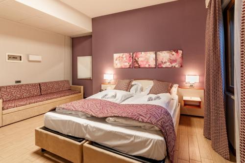 1 king bed, 1 sofa bed