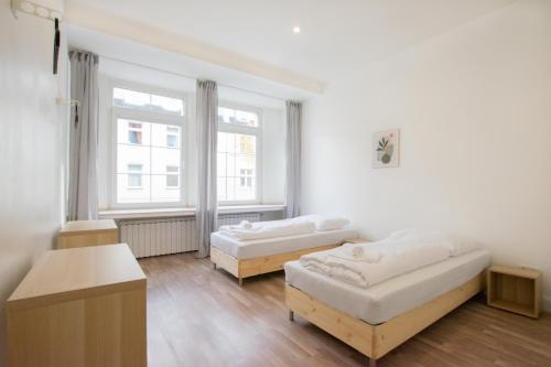 Tolstov Apartments - 1 or 3 Room Apartments - 20 Min Messe DUS and Old Town DUS, Düsseldorf (photo 10)