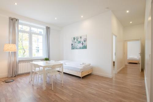 Tolstov Apartments - 1 or 3 Room Apartments - 20 Min Messe DUS and Old Town DUS, Düsseldorf (photo 4)