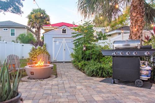 Seventh Seas half mile to the beach pet friendly Near to the Mayo Clinic - UNF - TPC Sawgrass - Convention Center - Shopping Malls - Under 3 Hours from DISNEY in Jacksonville Beach, USA