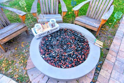 Seventh Seas half mile to the beach pet friendly Near to the Mayo Clinic - UNF - TPC Sawgrass - Convention Center - Shopping Malls - Under 3 Hours from DISNEY in Jacksonville Beach, USA