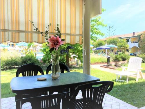  Enjoy the sun from a private garden, Ferienwohnung in San Michele al Tagliamento