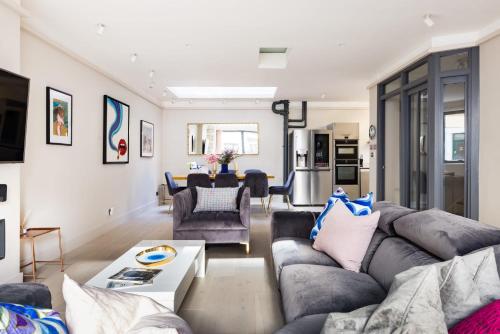 Modern Mews Cottage with Roof Terrace & Office gîte à louer Fraser Place Chelsea