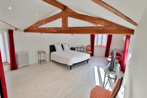 Deluxe Room (2 Adults + 1 Child)