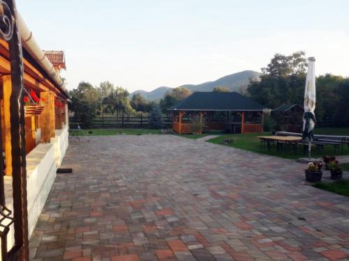 Viesnīcas āriene, Hegyalja Vendégház (Hegyalja Vendeghaz) in Tolksva