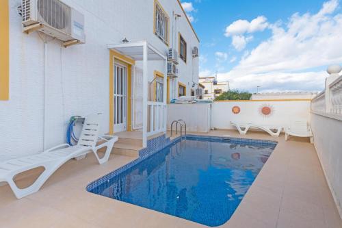  Villa with private pool and free W, Unterkunft in Torrevieja