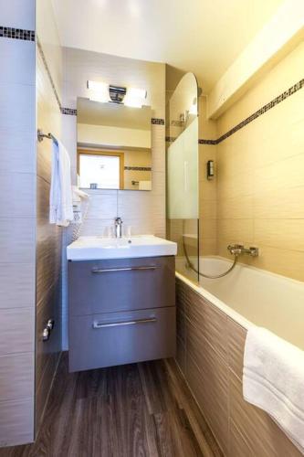 CityZen, Family apt 1st floor 1 BR with balcony n12
