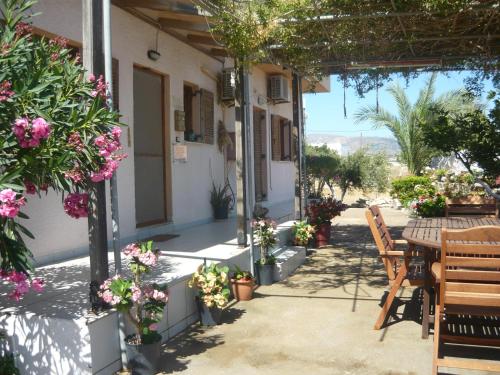 Garden, Villa Victoria in Makris Gialos