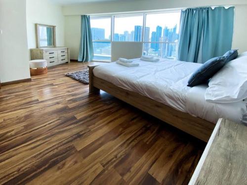 Fresh Decorated and Spacious close to JLT Metro
