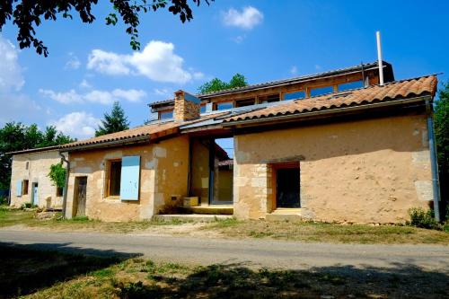 La Maison des Forges, ancienne grange charentaise transformée en habitation atypique en lisière de forêt pour 15 personnes - Location saisonnière - Cellefrouin