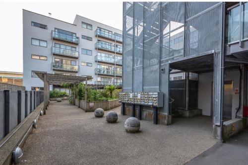 Large American loft style apartment close to centre