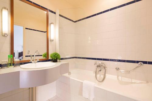 Bathroom, HOTEL DU PRINTEMPS in 8th - Champs Elysees