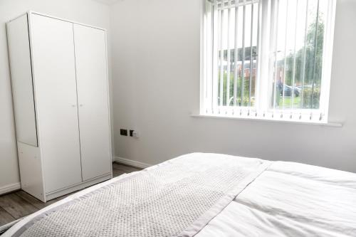 Guestroom, Discovery Suites in Liverpool Airport