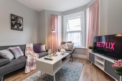 3-bedroom House l Fast Wi-Fi l Garden l Newly decorated l close to shops and restaurants gîte à louer Cliffeside